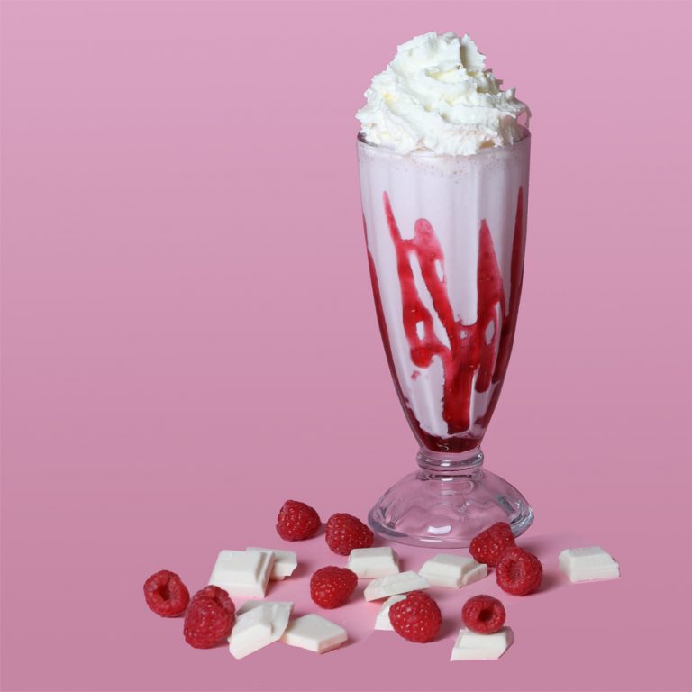 Glassig milkshake med vit choklad hallonglass